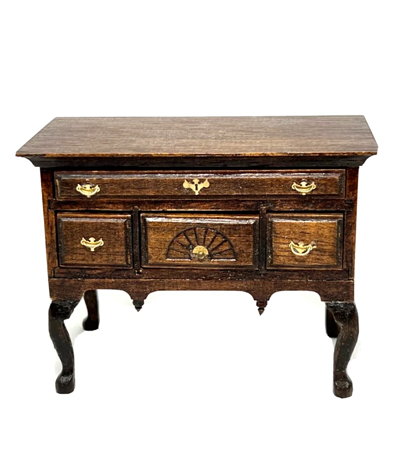 Mesa auxiliar de madera Lowboy 1:12 muebles miniatura vintage para casa de muñecas Foto 2 de 4