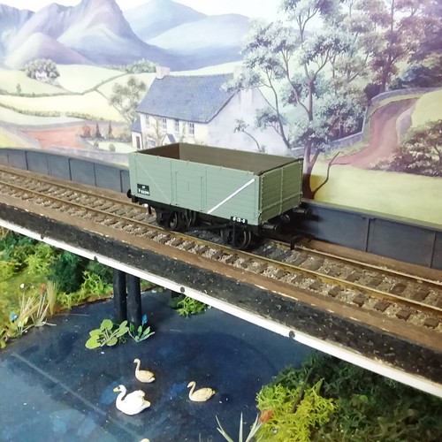 Bachmann 37-081F (OO) 13T vagón de 7 tablones en librea gris BR 'P 153290'. | Condition: Used
