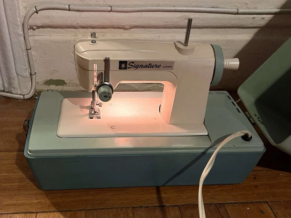 Máquina de coser portátil Junior Signature DE COLECCIÓN en estuche años 70 PROBADA Foto 3 de 4
