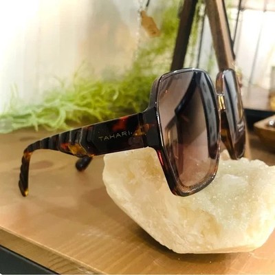 TAHARI | Tortoiseshell TH892 UV400 Protective 65mm Square  display picture 2