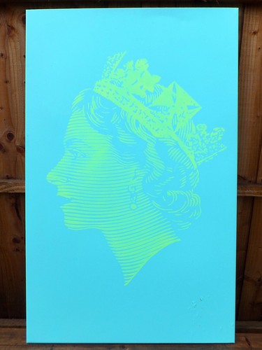 Hi Viz Liz Queen Elizabeth II POP Art Yellow & Blue Spray Paint Stencil on Steel - Picture 2 of 24