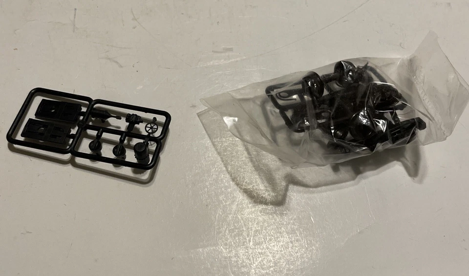 Accurail #3609 HO Scale NP DBL DR Steel Box Car North Pacific 38472 Unassembled - Image 4 of 4