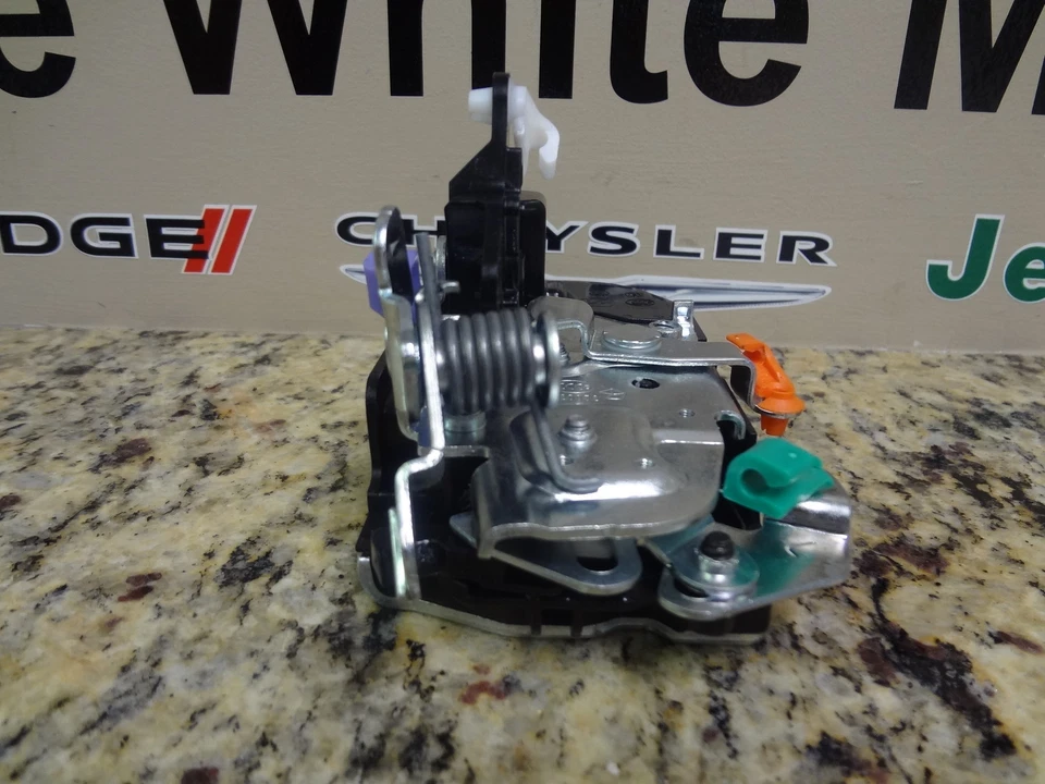 01-08 Dodge Caravan Chrysler Town & Country nuevo actuador de pestillo de puerta delantera Mopar Foto 4 de 4
