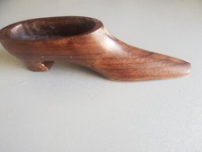 Tabaka puszka , rzeźbiona jak drewniany but .