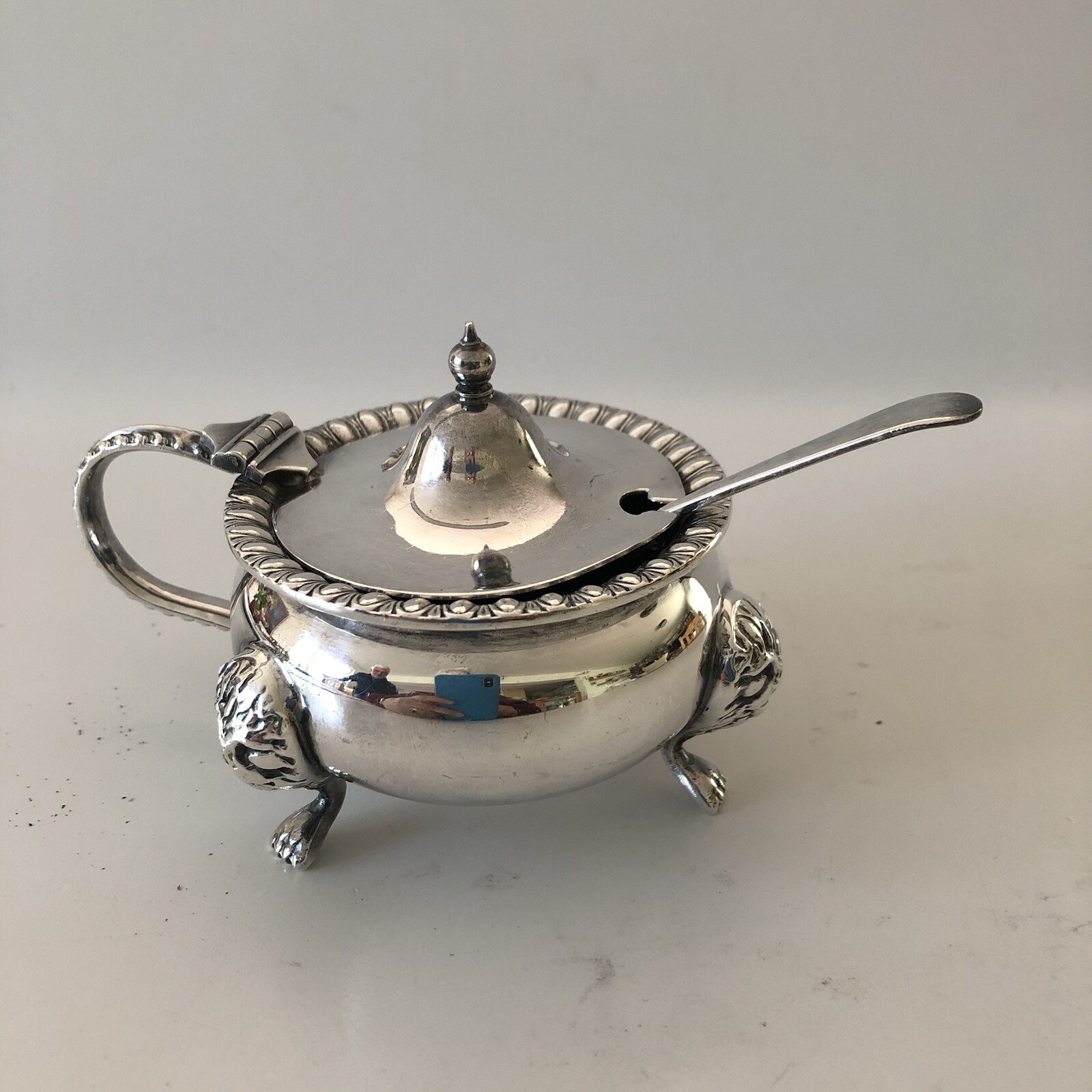 Antikes silbernes Salzfass mit blauem Glaseinsatz und Löffel