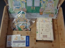 Lloyd CT003 Cherished Teddies 1996 1997 Membership set town, figurine, pin (5)