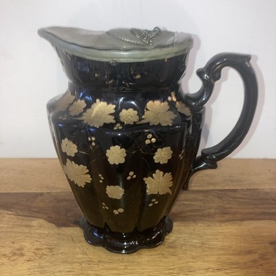 Vintage schwarzer Keramik Wasserkrug mit Zinndeckel & gold vergoldet Jackfield Stil