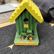 JOHN DEERE LOG CABIN BIRD HOUSE GREEN YELLOW TRACTOR LICENSED PRODUCT