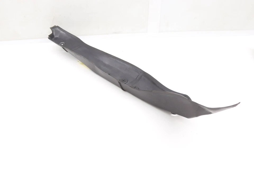 Mercedes-Benz C300 2015-2023 - panel de llenado de guardabarros izquierdo / cubierta 2058890125 Foto 2 de 4