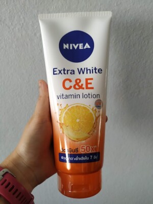 NIVEA Extra White C&E vitamin body lotion 320 ml