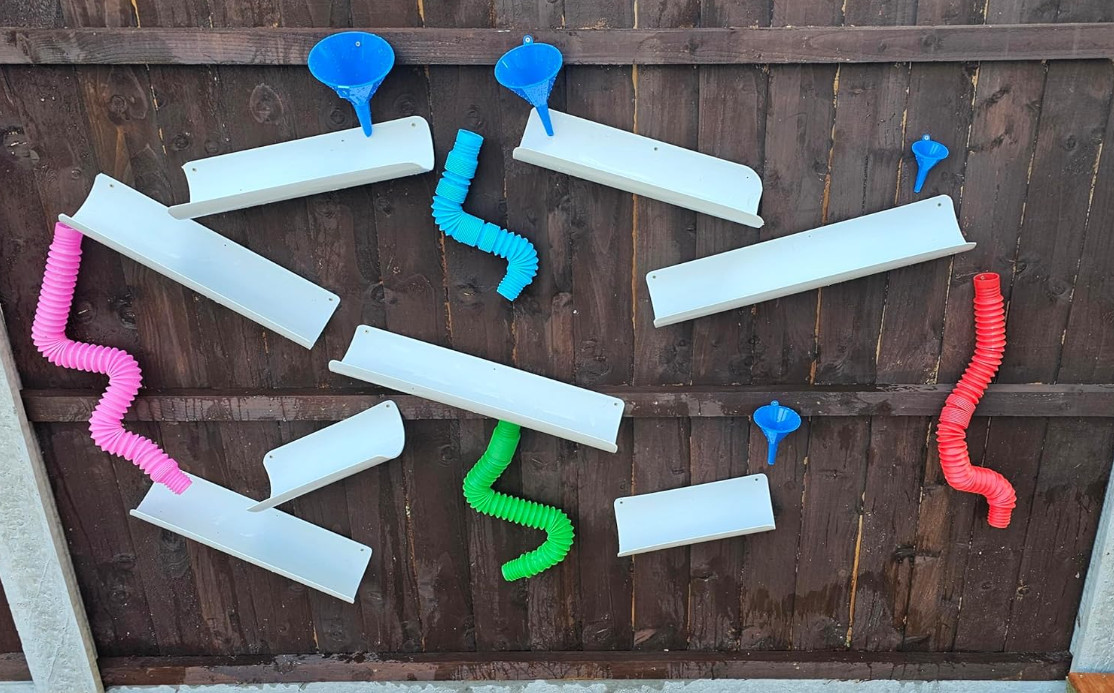 Outdoor Wasserspielset, bunte Aktivitätsröhren und weiße Wasserrutschen