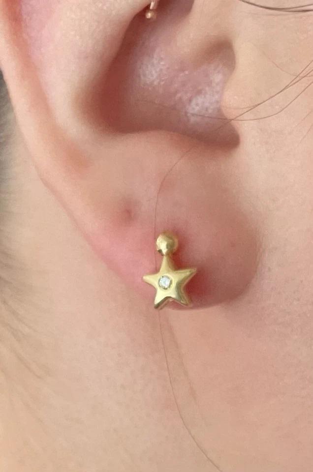 Pendientes estrella oro amarillo macizo 18k acabado satinado Foto 3 de 3