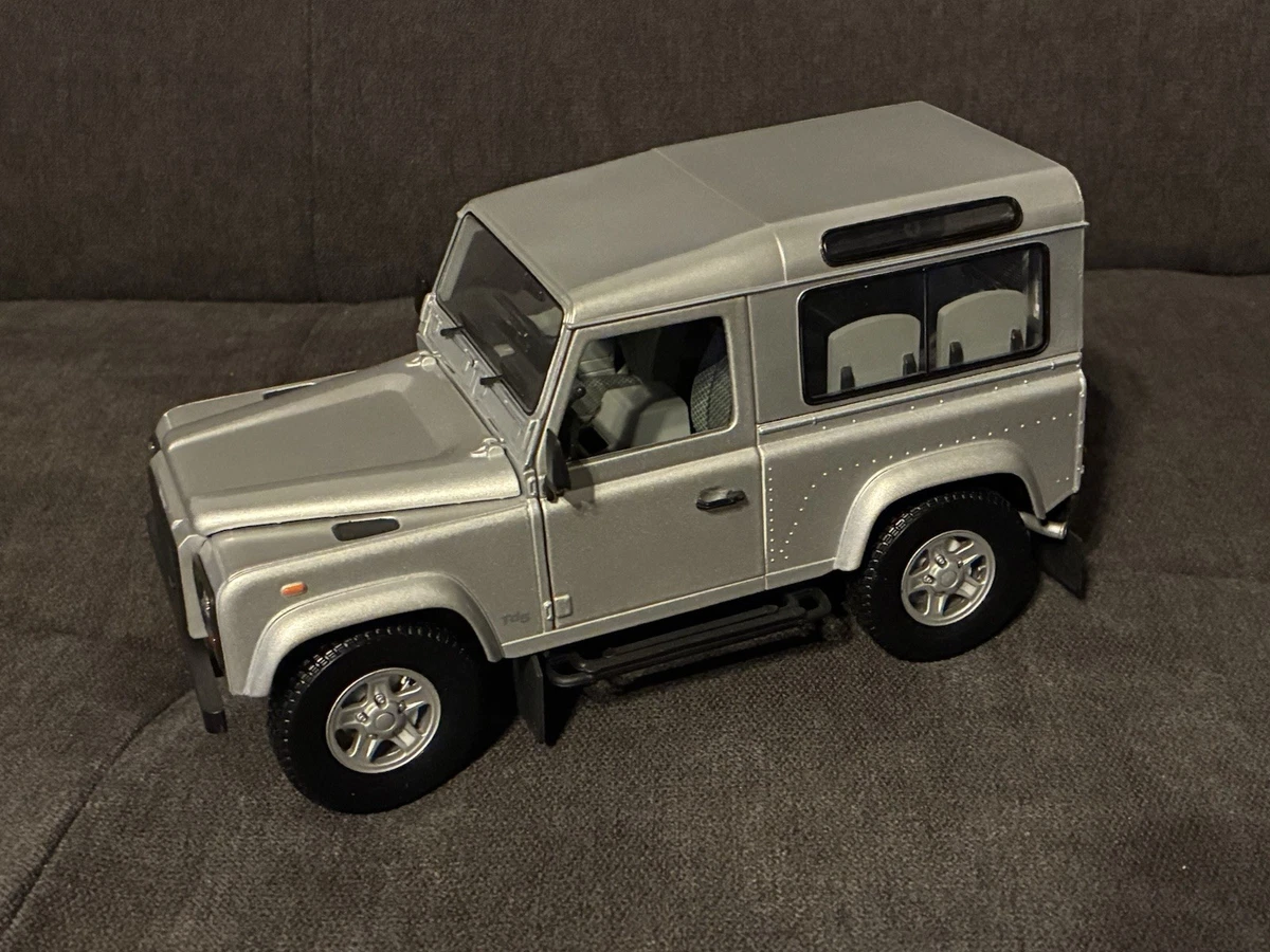 UNIVERSAL HOBBIES 1:18 Land Rover Defender 110 Police Tayside No