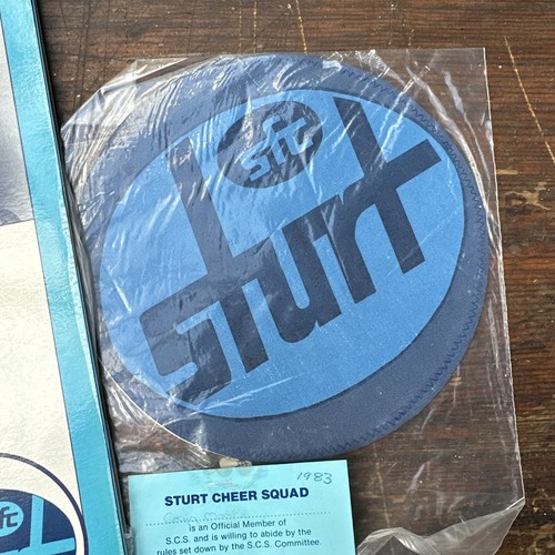Sturt Memorabilia Lot SANFL Football Club incl 33rpm Record Album & Badges 1970s - Foto 7 di 13