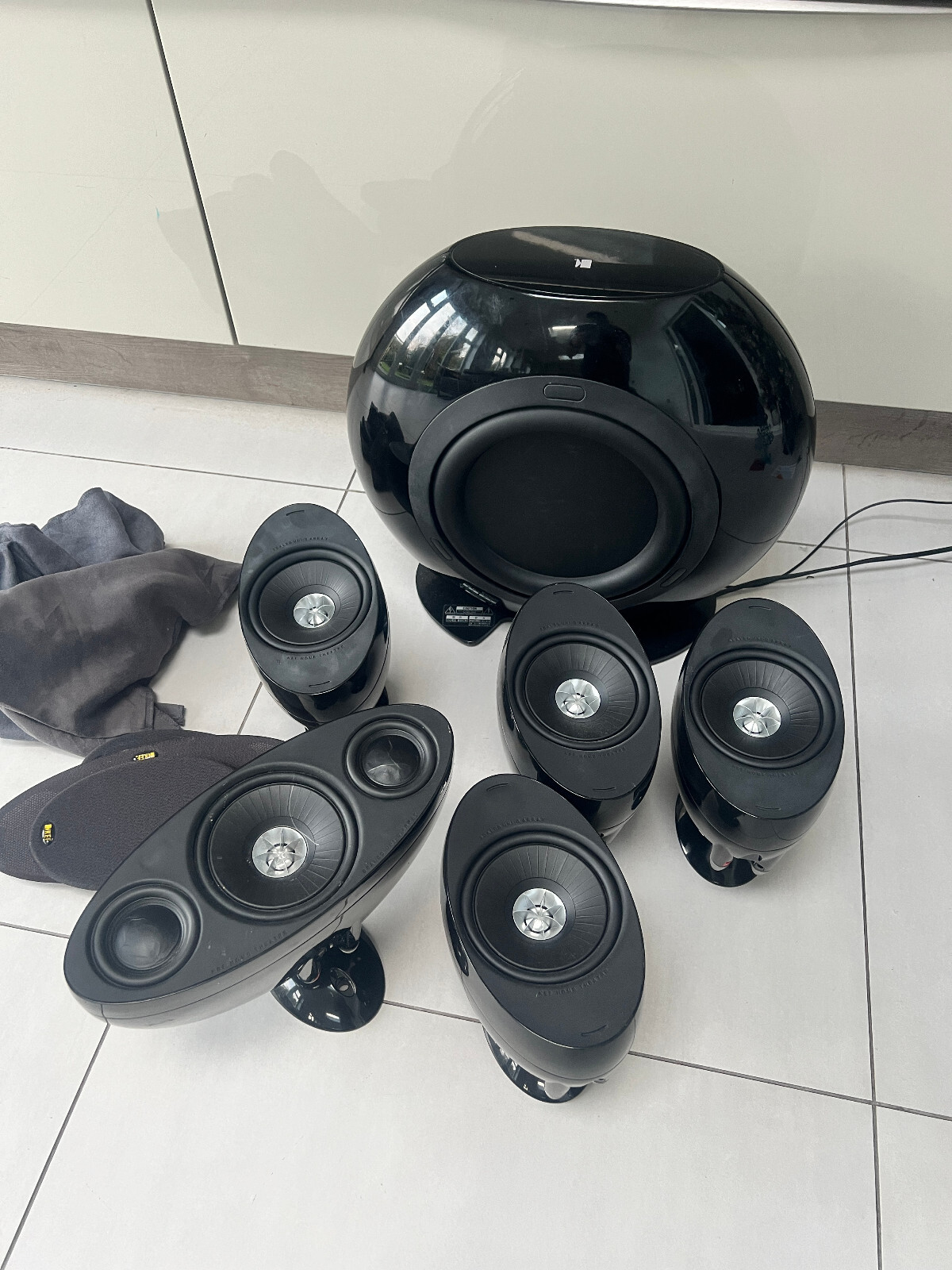 KEF 3001 5.1 Surround sound Speakers in Gloss Black + Sony STRDN1040