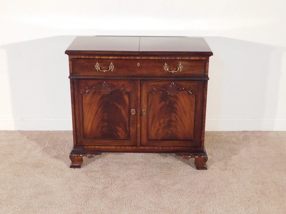 Servidor/bar/aparador HENREDON Rittenhouse Square Chippendale Foto 3 de 4