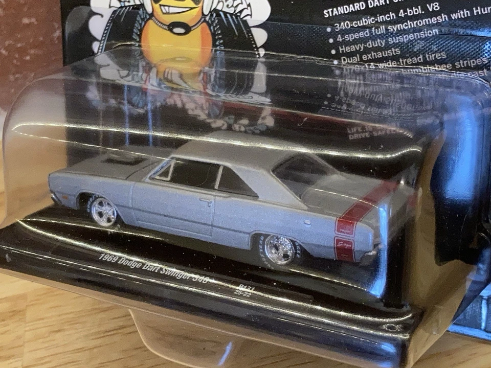 Dodge Dart Swinger 340 1969 M2 Machines 1:64 plateado nuevo en paquete con capó de apertura de soporte RR Foto 3 de 4