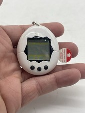 VINTAGE 1997 BANDAI WHITE AND BLACK TAMAGOTCHI DIGITAL VIRTUAL PET Original