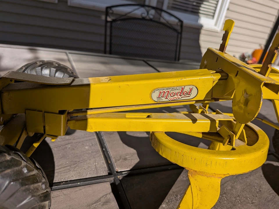 Doepke Model Toys Adams Motor Grader Diesel 1950's Pressed Steel 26" LONG - Image 3 of 4