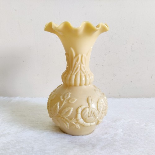 19c Vintage Handmade Flower Embossed Cream Color Glass Vase Pontil Mark GV128 - Picture 3 of 9