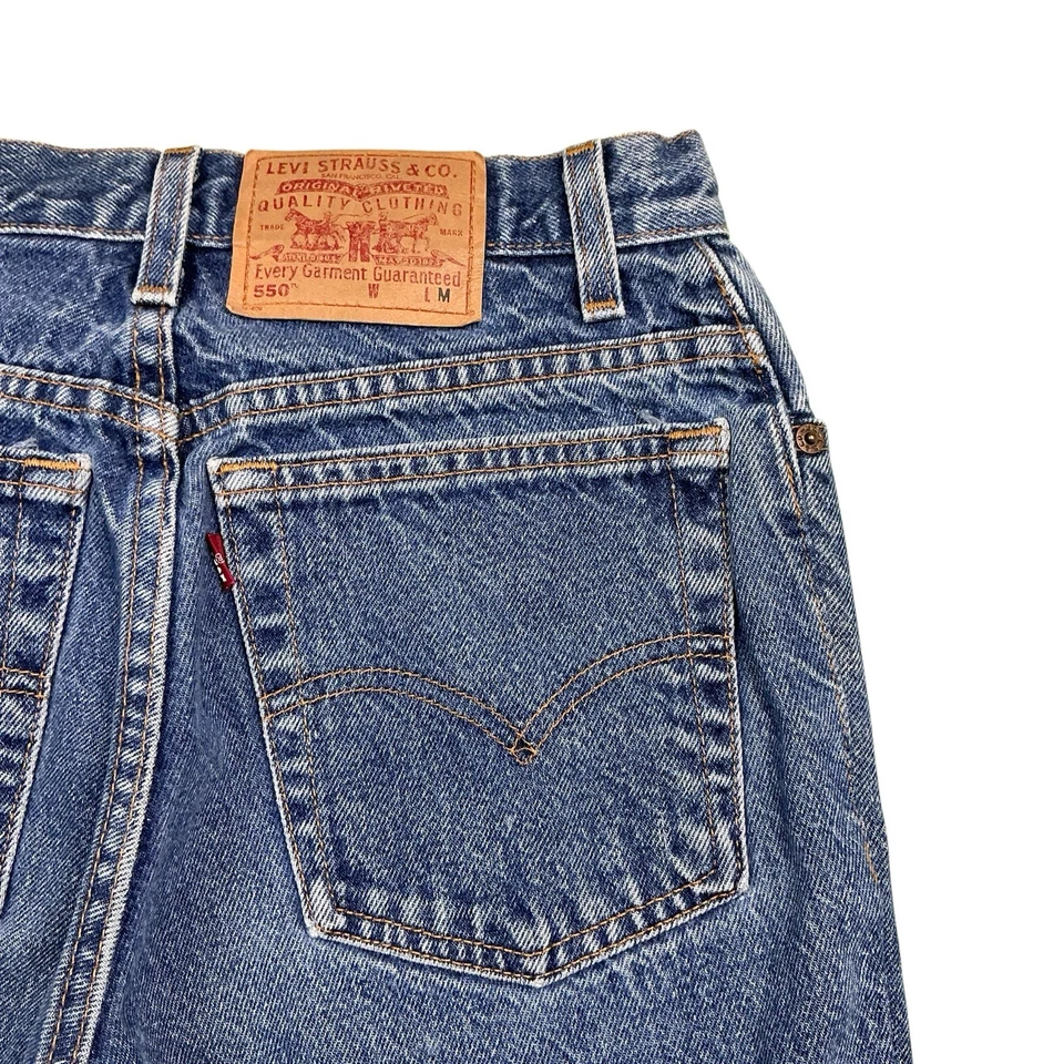Jeans vintage Levi’s 550 lavagem média anos 90 feito nos EUA perna cônica 26 x 29 - Imagem 3 de 4