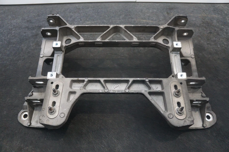 Rear Subframe Cradle Crossmember OEM 25795639 Chevrolet Corvette C6 Z06 2009-13 Foto 3 de 4