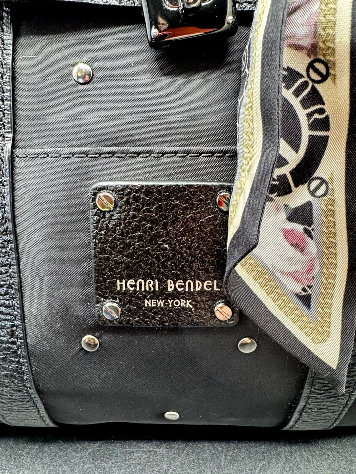 Mochila Henri Bendel Jetsetter negra lisa con remaches bandolera de nailon nueva sin etiquetas Foto 4 de 4