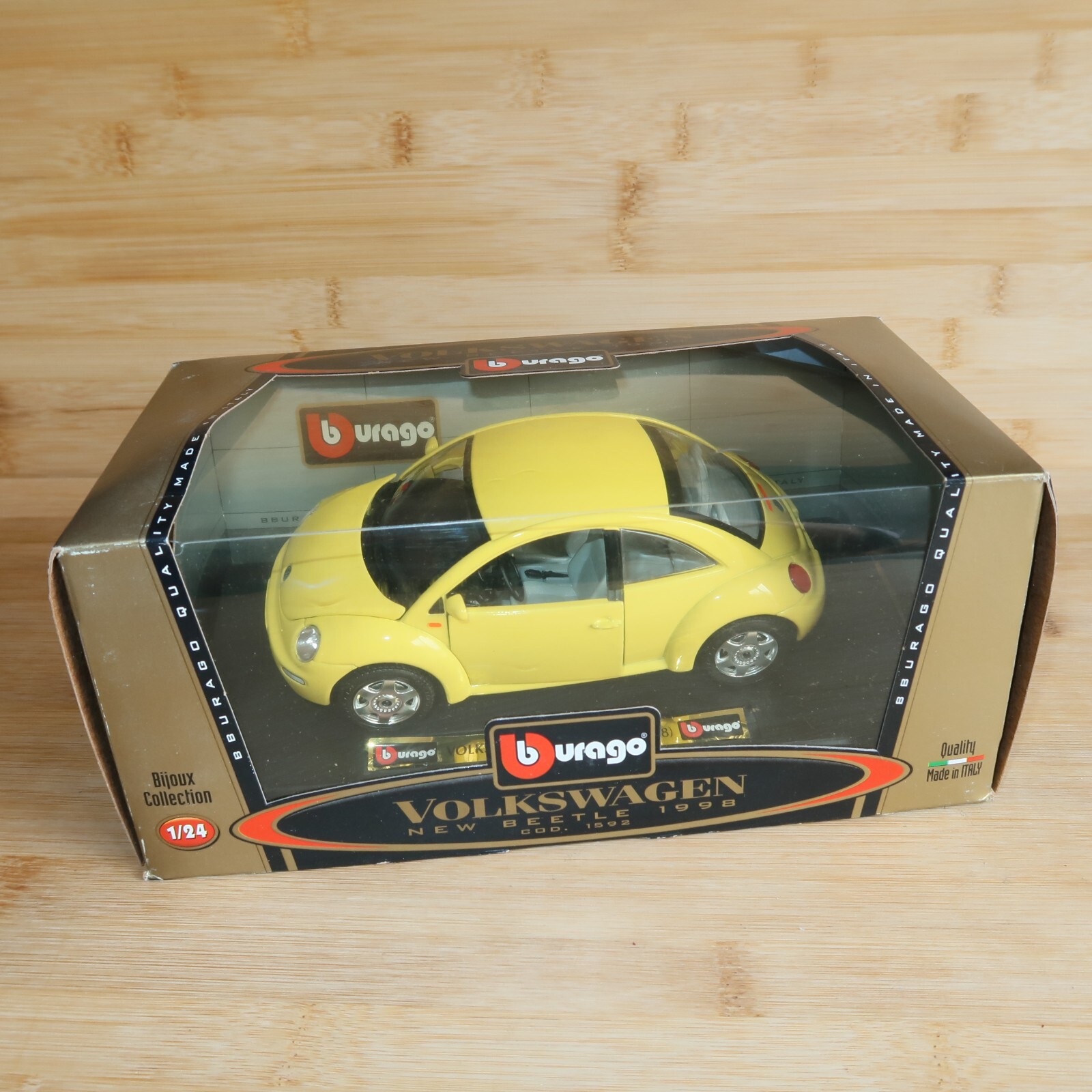 Bburago  1/24 Scale Model Car Volkswagen New Beetle 1998 (Yellow)