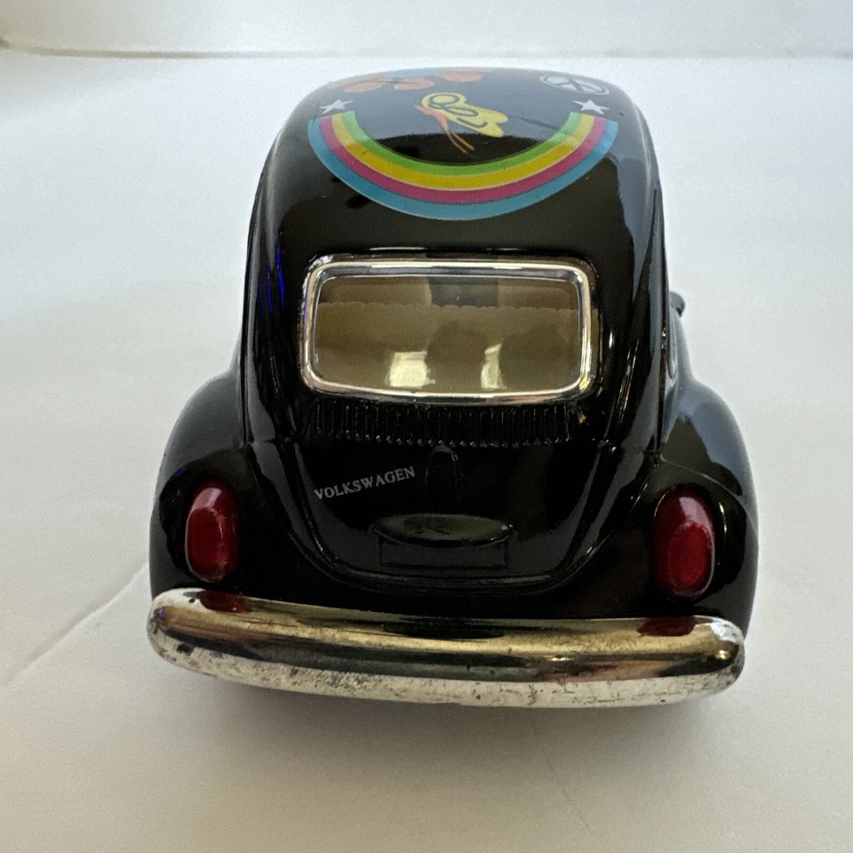 "Volkswagen Beetle clásico 1967 Kinsfun 4"" negro con flores y corazones" Foto 4 de 4
