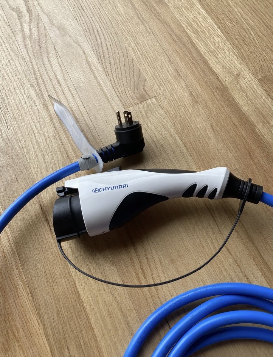 HYUNDAI 200V EV Cable
ヒョンデ電気自動車用充電ケーブル 2024 Hyundai Kona Tucson Santa Fe Plug-in Hybrid EV Charger