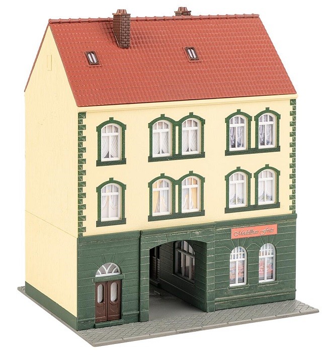 Faller 130628 - 1/87 / H0 Townhouse With Model Shop - New