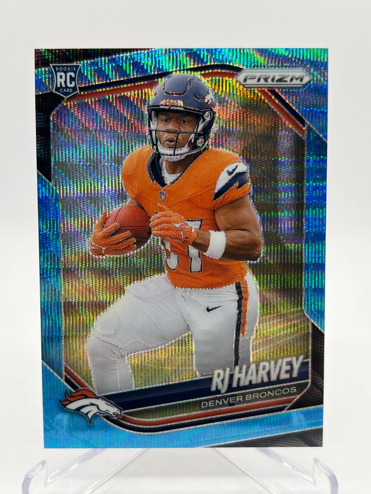 2025 PANINI PRIZM RJ HARVEY RC 047/230 BLUE WAVE PRIZM NO. 303 BRONCOS