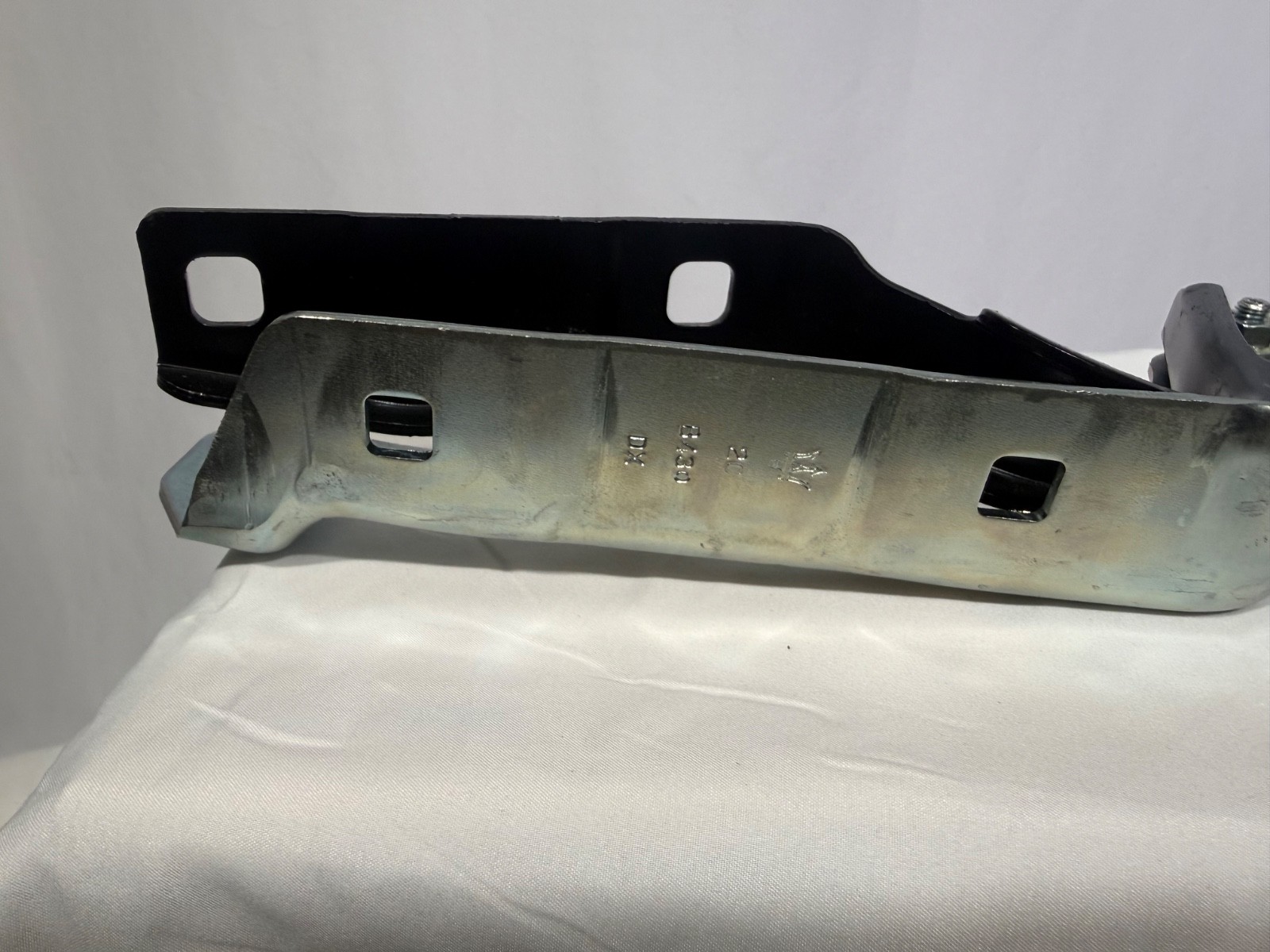 OEM Maserati Ghibli, Levante, Quattroporte Hood Hinge Set 670001872 6760001873