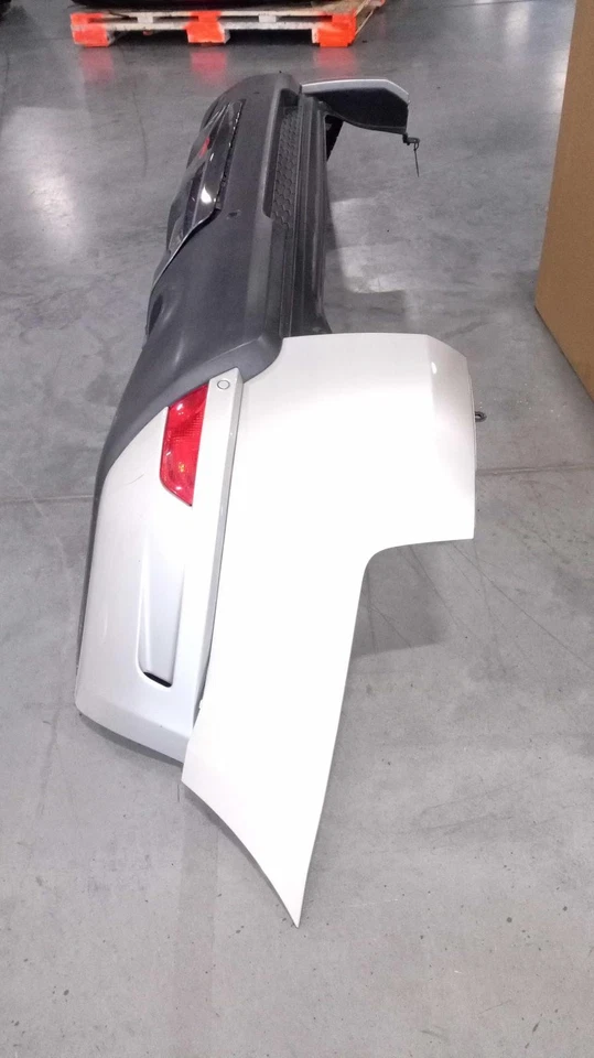 2016 Land Rover Range Rover Sport OEM Grey Bumper Assembly - Used, 4DR SUV - Imagem 2 de 4