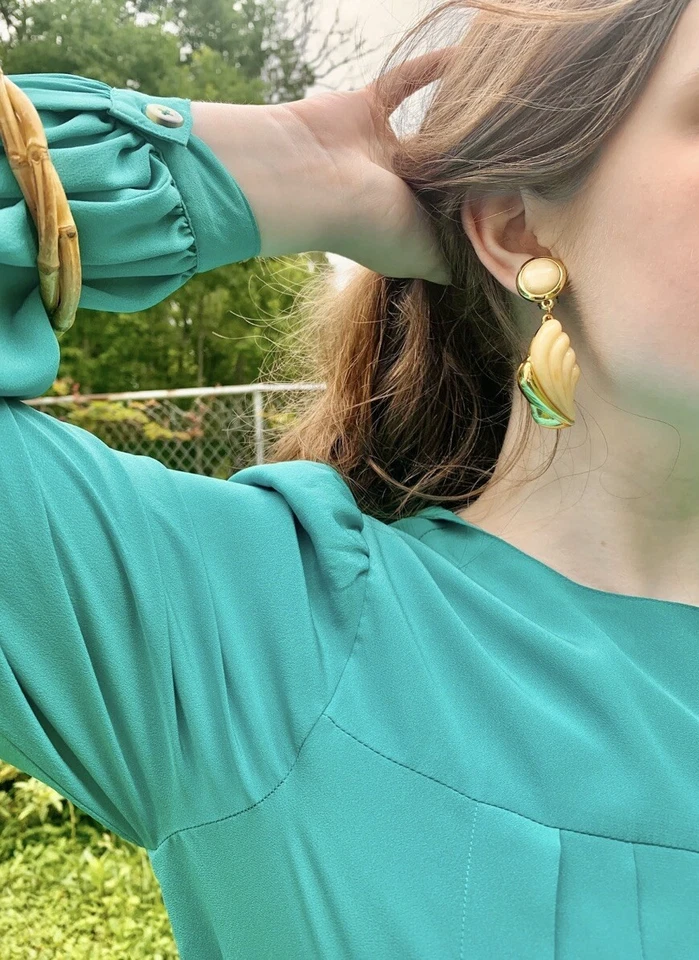 Pendientes colgantes vintage años 80 clip en ala de pluma dorada y crema Foto 2 de 3