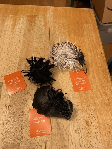 Holiday Home Halloween Mini Hairy/Glow in the Dark Spiders + Black Bats NEW NIP - Bild 1 von 4
