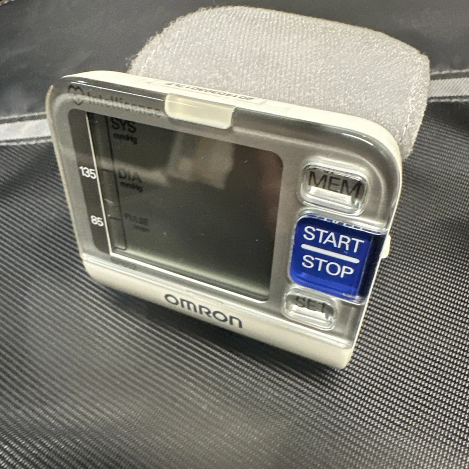 Omron Intellisense BP652 Automatic Wrist Blood Pressure Monitor Used - Tested - Image 3 of 4