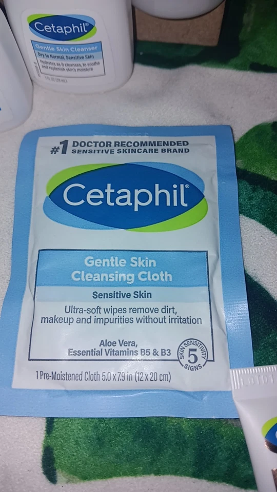 8 件装 Cetaphil & Thayers 护肤套装 — 第 3/4 张图片
