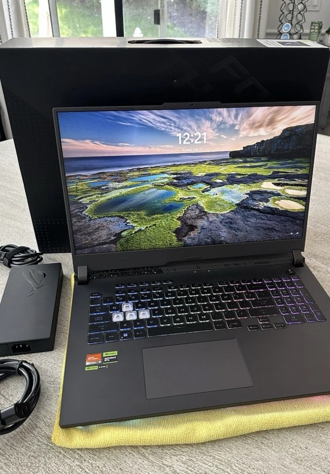 Portátil para juegos ASUS ROG Strix G17 17,3"" rtx 4060 con teclado y ratón  Foto 2 de 4