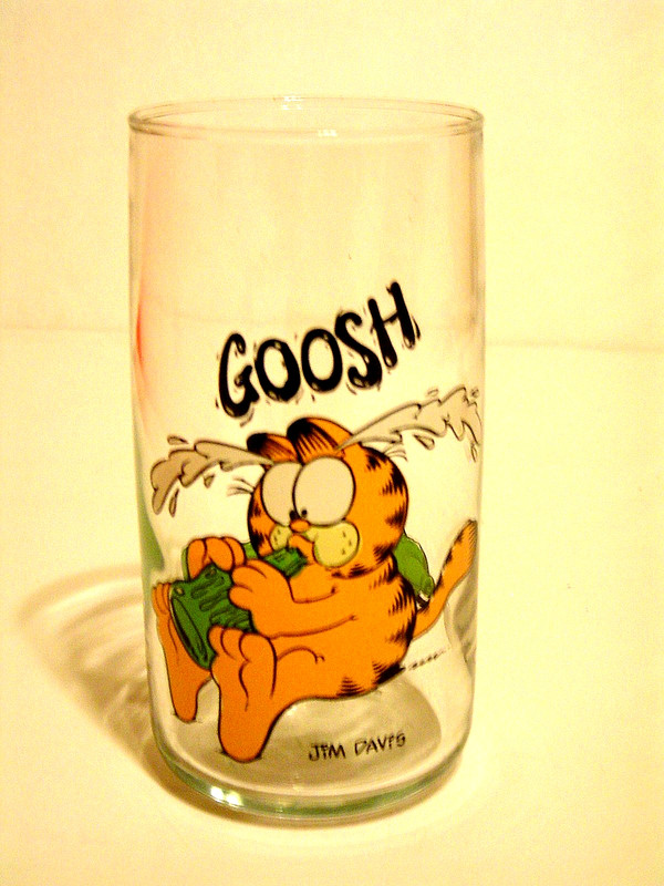 GARFIELD glass GOOSH 5" tall 2 1/2" wide HOLDS 11 oz BRIGHT GRAPHICS EXCELLENT