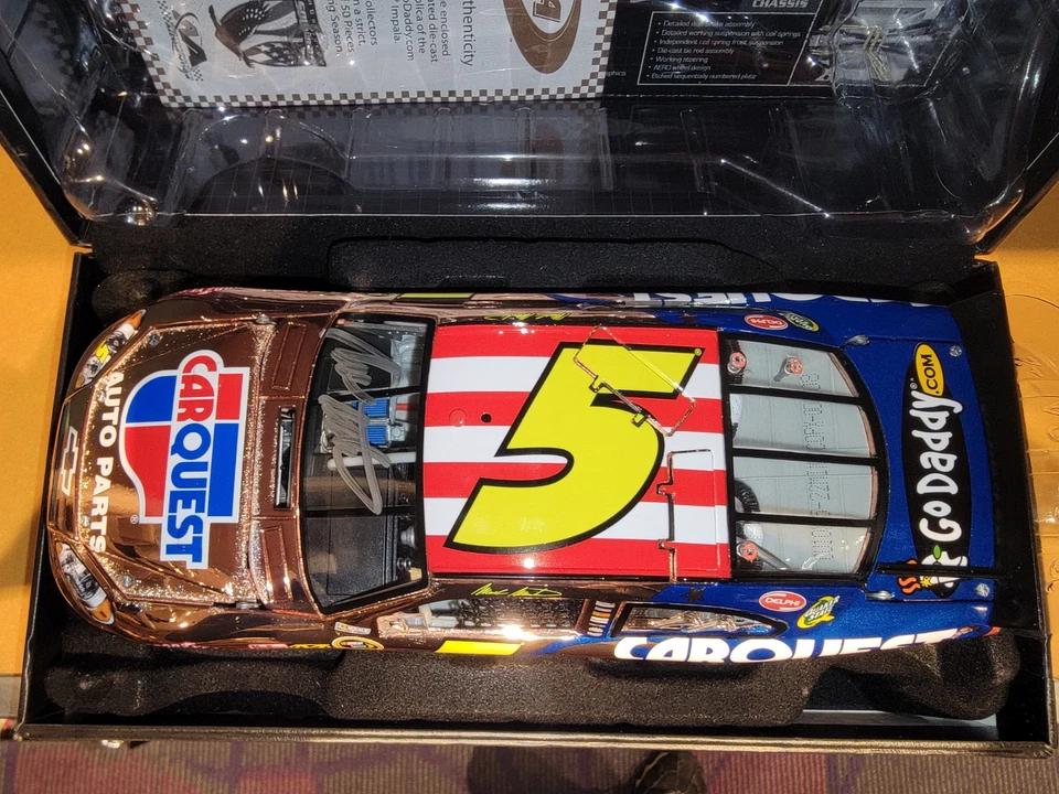 Mark Martin #5 Carquest 2010 autografiado en honor a los soldados 1:24 Elite cobre 8/50 Foto 3 de 4