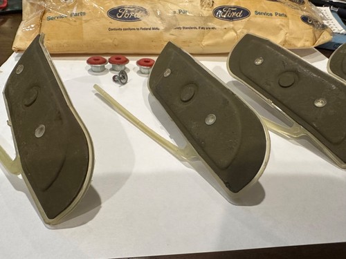 NOS 1967 Ford Galaxie LTD Mounting Clip for C7AZ-6329038-A REAR QUARTER MOLDING - Picture 3 of 3