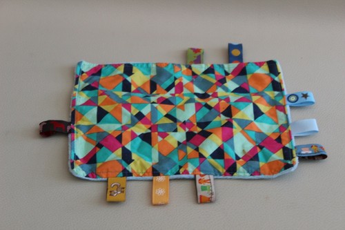 Doudou mouchoir plat bleu et multicolore géométrique 21 x 16 cm - Picture 2 of 2