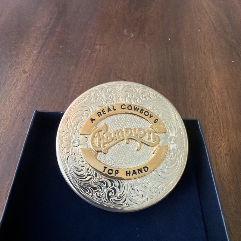 New Montana Silver A Real Cowboy Top Hand Champion   snuff can lid.