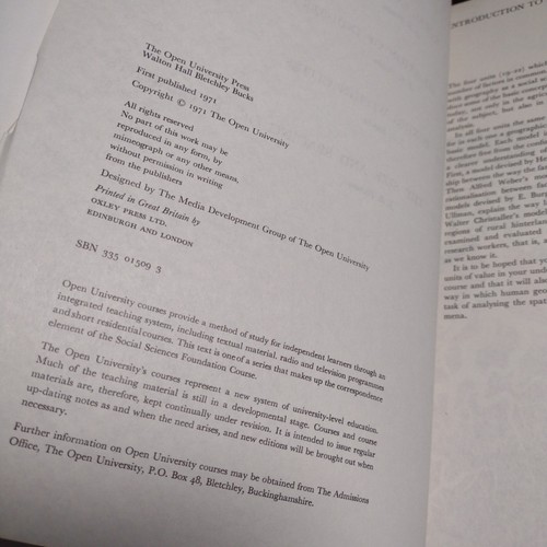 D100 19-22 Understanding Society: Spatial Aspects of Society - 1971 Paperback - Picture 9 of 14