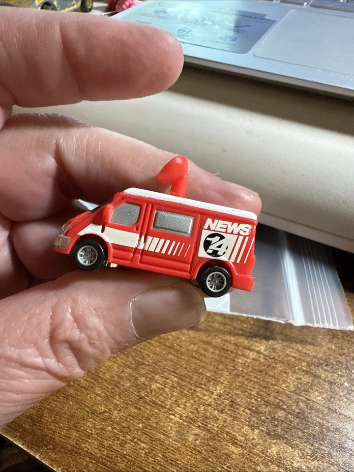 Mini furgoneta TV Hot Wheels muy pequeña con plato rojo marcado TV 14 noticias Foto 3 de 4