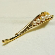 Vintage Gold Tone metal with Faux Pearl Pea Pod from AMWAY Brooch/Pin  A155