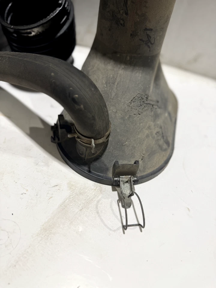 2002-2004 FORD F350 SUPERDUTY DIESEL INTAKE AIR INLET PIPES & HOUSING PIECES - Image 4 of 4