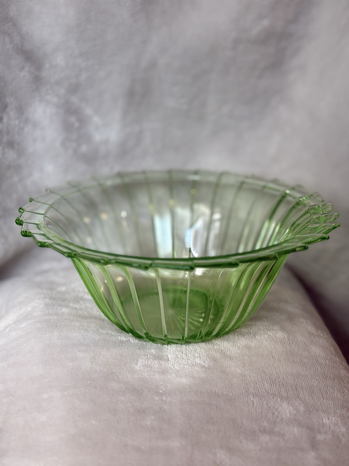 1930s Jeannette Glass Co. Green Depression Glass Sierra /Pinwheel 8.5-Inch Bowl