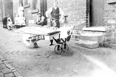 gzz-52 Kind mit großer Seifenkiste Modellflugzeug. Foto